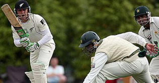 New Zealand 404-8 on 2nd day of Dunedin test